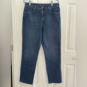 GLORIA VANDERBILT AMANDA BLUE JEANS. Size 12. Waist 32”, Inseam 30”, Rise 11.5”.